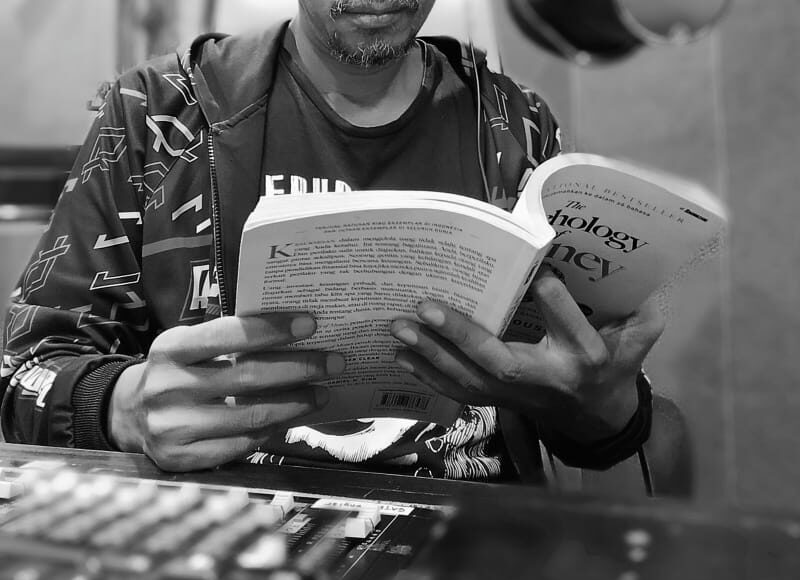 Baca Buku Jadi Program Siaran di Radio