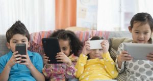 Gadget dan Anak Usia Dini: Kenalkan atau Hindarkan?