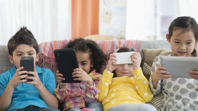 Gadget dan Anak Usia Dini: Kenalkan atau Hindarkan?