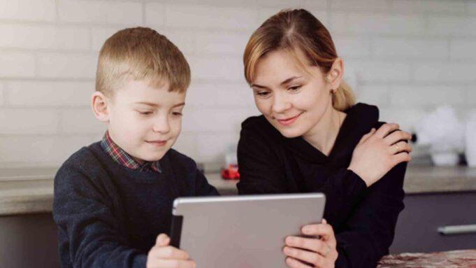 Bagaimana Upaya Guru Mengurangi Dampak Gadget pada Perilaku Anak?