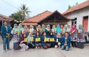 Dari Sampah Menjadi Manfaat: Mahasiswa KKN UNDIP Ajak Warga Karangjompo Gunakan Eco-Enzyme
