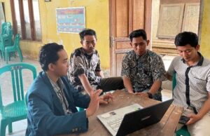 Pembuatan Peta Interaktif Desa Karangjompo oleh Mahasiswa KKN TIM II UNDIP Pemaparan mengenai peta interaktif dan lokasi-lokasi pengrajin batik serta pelaku UMKM kepada Bapak Kepala Desa dan Jajaran Desa Karangjompo