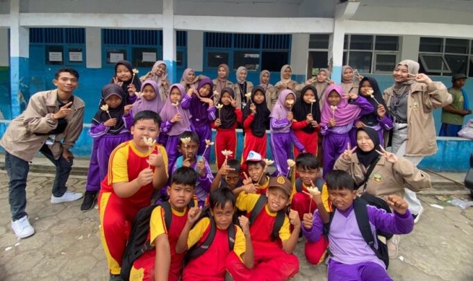 Mahasiswa KKN UIN Gus Dur Olah Limbah Kulit Jagung Menjadi Kerajinan Hias