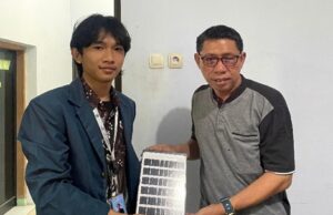 Mahasiswa KKN Tim II UNDIP Kenalkan Lampu Panel Surya Guna Mengatasi Permasalahan Penerangan di Desa Kendalsari