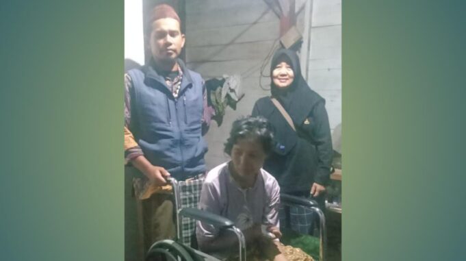 PCNU Batang Serahkan Kursi Roda untuk Penderita Stroke