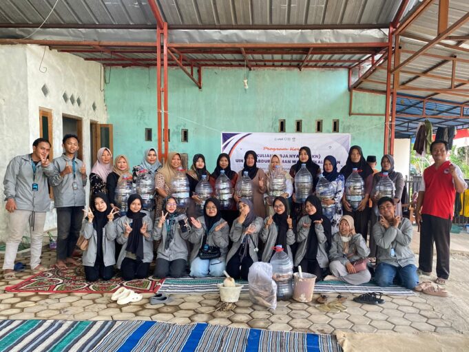 Wujudkan Kelurahan Bebas Sampah, KKN UIN Gus Dur Adakan Praktik Pembuatan Kompos dengan Teknik Komposter Tumpuk