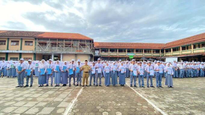 SMK Gondang Berikan Beasiswa untuk Siswa Berprestasi