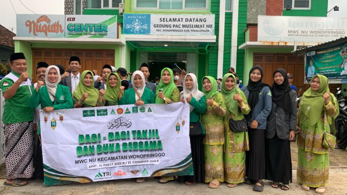 Muslimat NU Wonopringgo Bagikan Takjil untuk Masyarakat