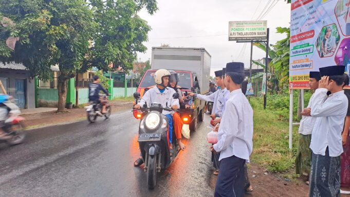 Tanamkan Kepedulian Sosial, MTs Tholabuddin Masin Bagikan 400 Takjil Gratis