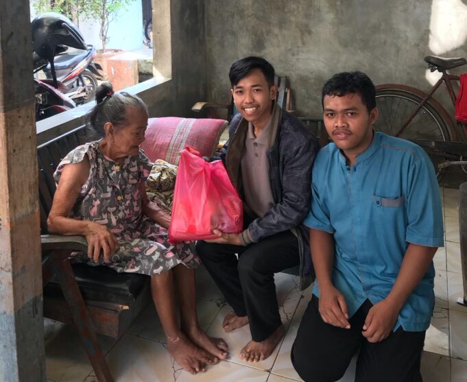 Peduli Sesama di Bulan Ramadan, Santri Batang & Santriversitas Bagikan Sembako ke Warga
