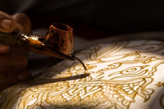Batik: Seni Dekonstruktif Jawa yang Mendahului Derrida