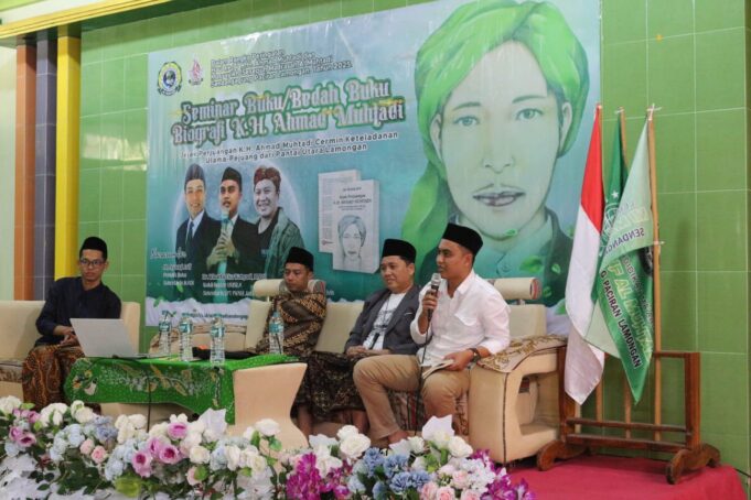 Bedah Buku K.H. Ahmad Muhtadi Serukan Pelestarian Nilai Perjuangan dan Keilmuan