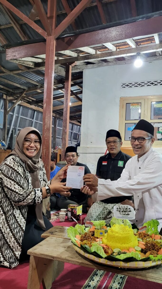 Launching Wakaf Rumah Pergerakan PMII Pemalang: Simbolis Penyerahan Rekening Wakaf oleh Ketua PC IKA PMII Kepada Yayasan Oemah PMII