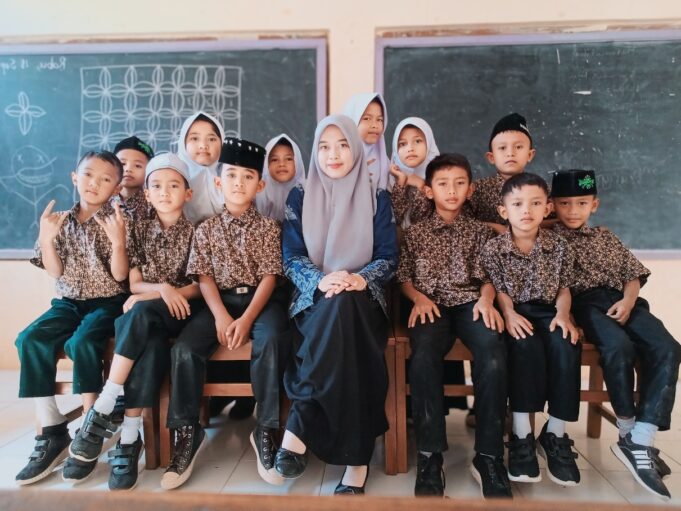 Integrasi Media Pembelajaran Tradisional: Pemanfaatan Biji Jagung untuk Pembelajaran Matematika SD Negeri 02 Sokosari, Karanganyar, Pekalongan