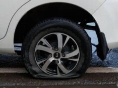 Mendorong Mobil Mogok yang Bannya Kempes Pes!