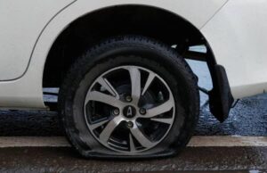 Mendorong Mobil Mogok yang Bannya Kempes Pes!