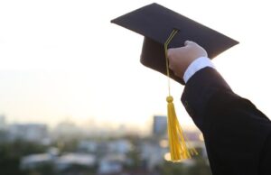 Langit Mendung di Atas Kampus: Ketika Pendidikan Tak Lagi Menjawab Realita