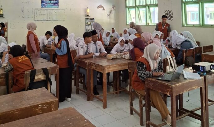 Mahasiswa KKN UIN Gus Dur Gelar Pelatihan Desain Grafis, Upaya Kembangkan Kreativitas Siswa