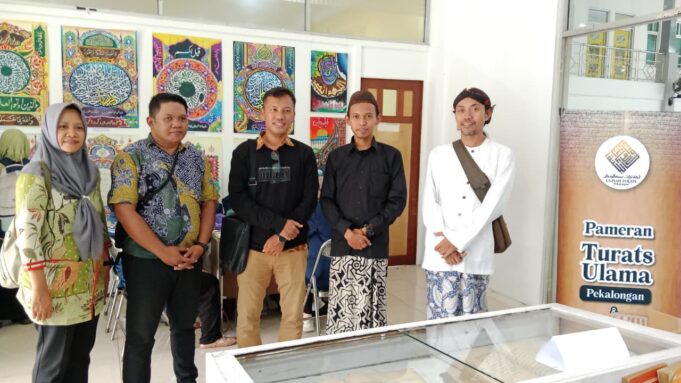 Kunjungi Pameran Turats Pekalongan, Dinarpus Kabupaten Pekalongan Temukan 2 Naskah Kuno Al-Qur’an