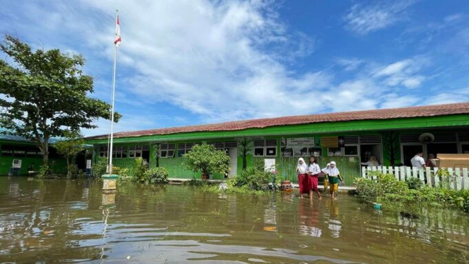 Banjir Tak Pernah Absen, Solusi Pendidikan Selalu Terlambat
