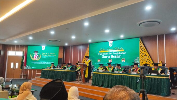 Pengukuhan Prof. Surur: Ekonomi Syariah Harus Berbasis Keadilan, Spiritualitas, dan Nasionalisme