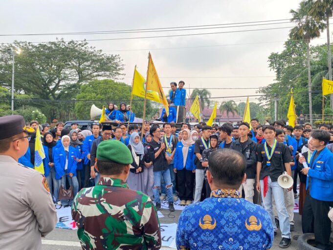 Ratusan Kader PMII Pekalongan Kepung Alun-Alun Kajen, Suarakan Jeritan Rakyat