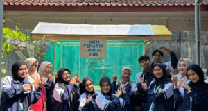 Mahasiswa KKN UNIKAL Bangun Kandang Maggot BSF, Dorong Pengelolaan Sampah Organik di Desa Tanjungkulon
