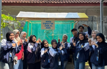 Mahasiswa KKN UNIKAL Bangun Kandang Maggot BSF, Dorong Pengelolaan Sampah Organik di Desa Tanjungkulon