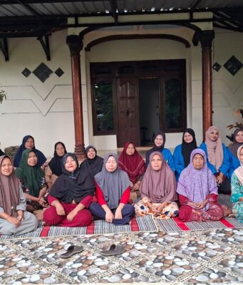 Mahasiswa Farmasi UNIKAL Edukasi Warga Kedungwuni tentang Obat Generik