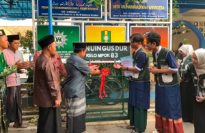 KKN UIN Gus Dur Sosialisasikan Pengolahan Sampah dan Penyerahan Drop Box Sampah di Desa Kemplong