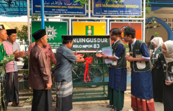 KKN UIN Gus Dur Sosialisasikan Pengolahan Sampah dan Penyerahan Drop Box Sampah di Desa Kemplong