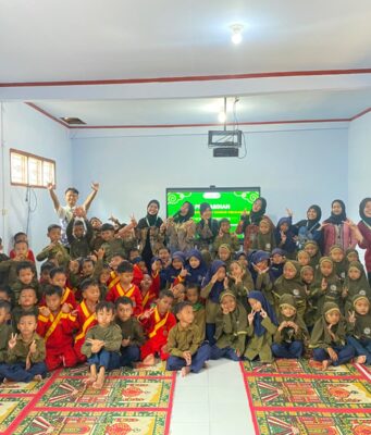 Menjaga Bumi Sejak Dini, KKN 65 UIN Gus Dur Ajak Siswa SD Muhammadiyah Wonosari Memilah Sampah