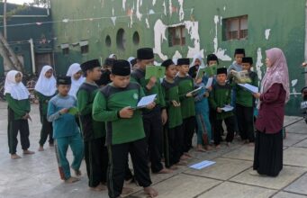 Guru Fikih Dampingi 43 Siswa MI Salafiyah Karangjompo Pekalongan Latihan Manasik Haji