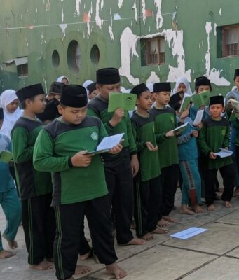 Guru Fikih Dampingi 43 Siswa MI Salafiyah Karangjompo Pekalongan Latihan Manasik Haji