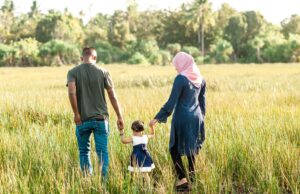 Ketahanan Ekonomi Keluarga Muslim di Tengah Ledakan Pinjaman Digital: Antara Kebutuhan, Risiko, dan Maqashid Syariah